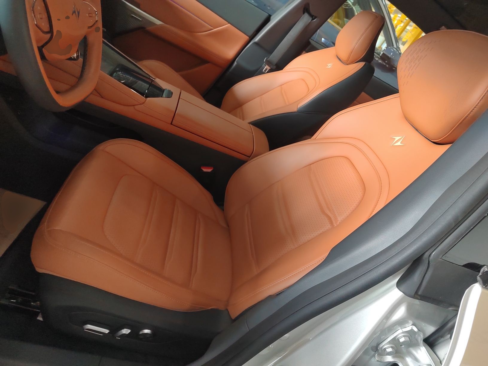 المقاعد الأمامية داخل السيارة