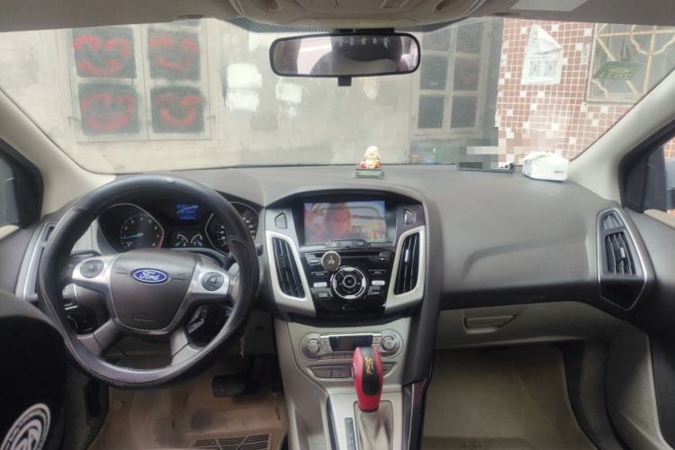 Used Ford Focus 2012 Sedan 1.6L Automatic Fashion Edition Center Console