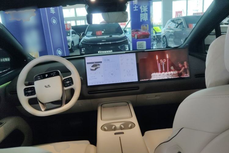 Used Li Auto i6 2025 Model Two-Wheel-Drive Standard Type Center Console