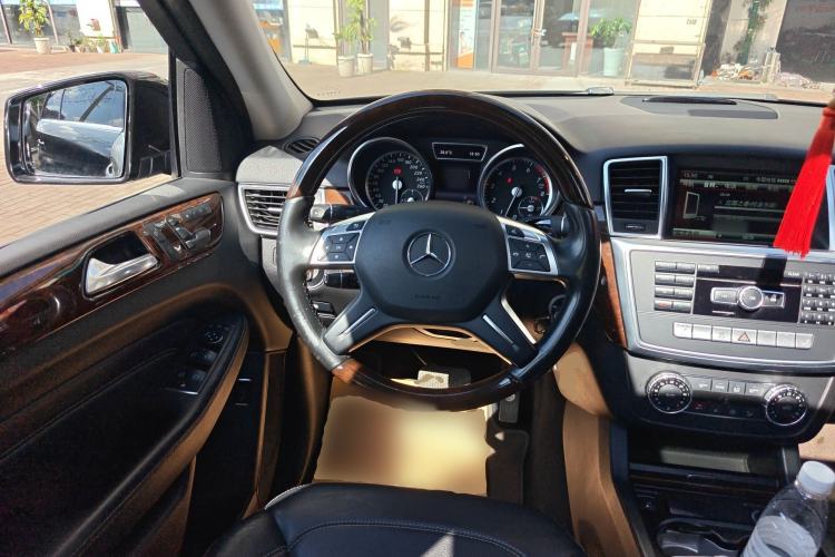 Used Mercedes-Benz M-Class 2014 ML 400 4MATIC Luxury Model Steering Wheel