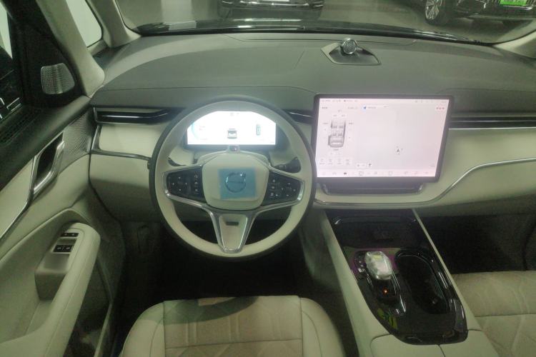 Used Volvo EM90 2025 Ultra Six-Seater Steering Wheel