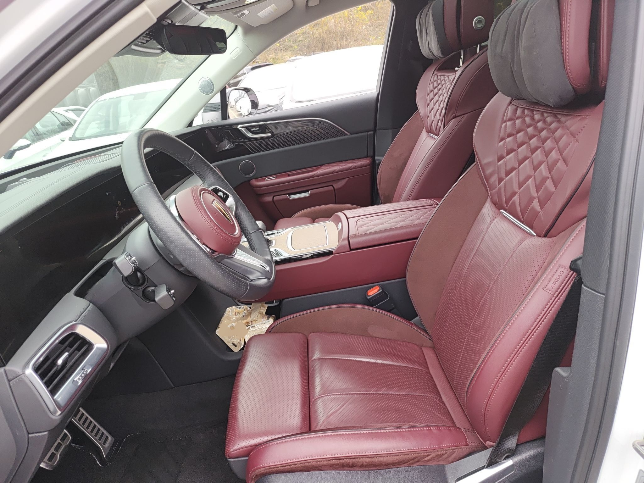 المقاعد الأمامية داخل السيارة