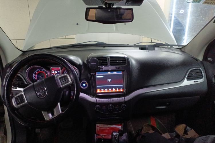 Used Dodge Journey 2013 2.4L Two-Wheel Drive Luxury Version Center Console