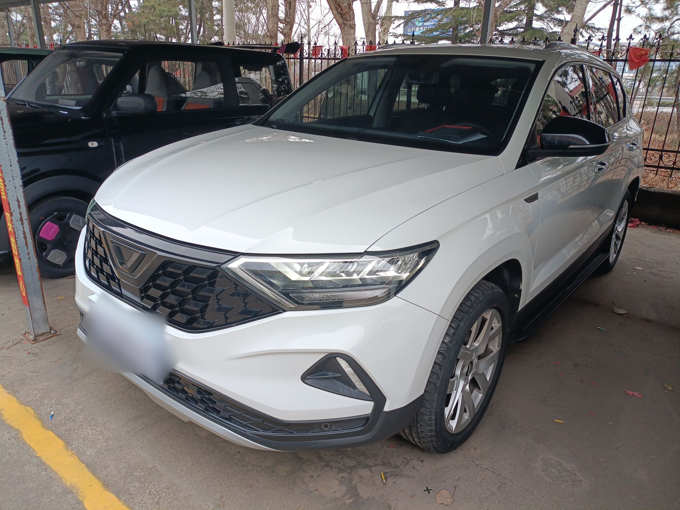 Под передней частью автомобиля