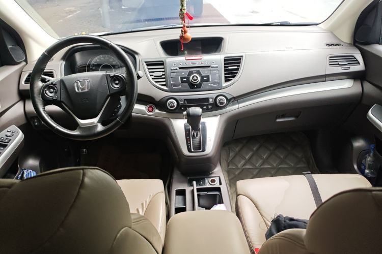 Used Honda CR-V 2013 2.4L two-wheel drive luxury version Center Console