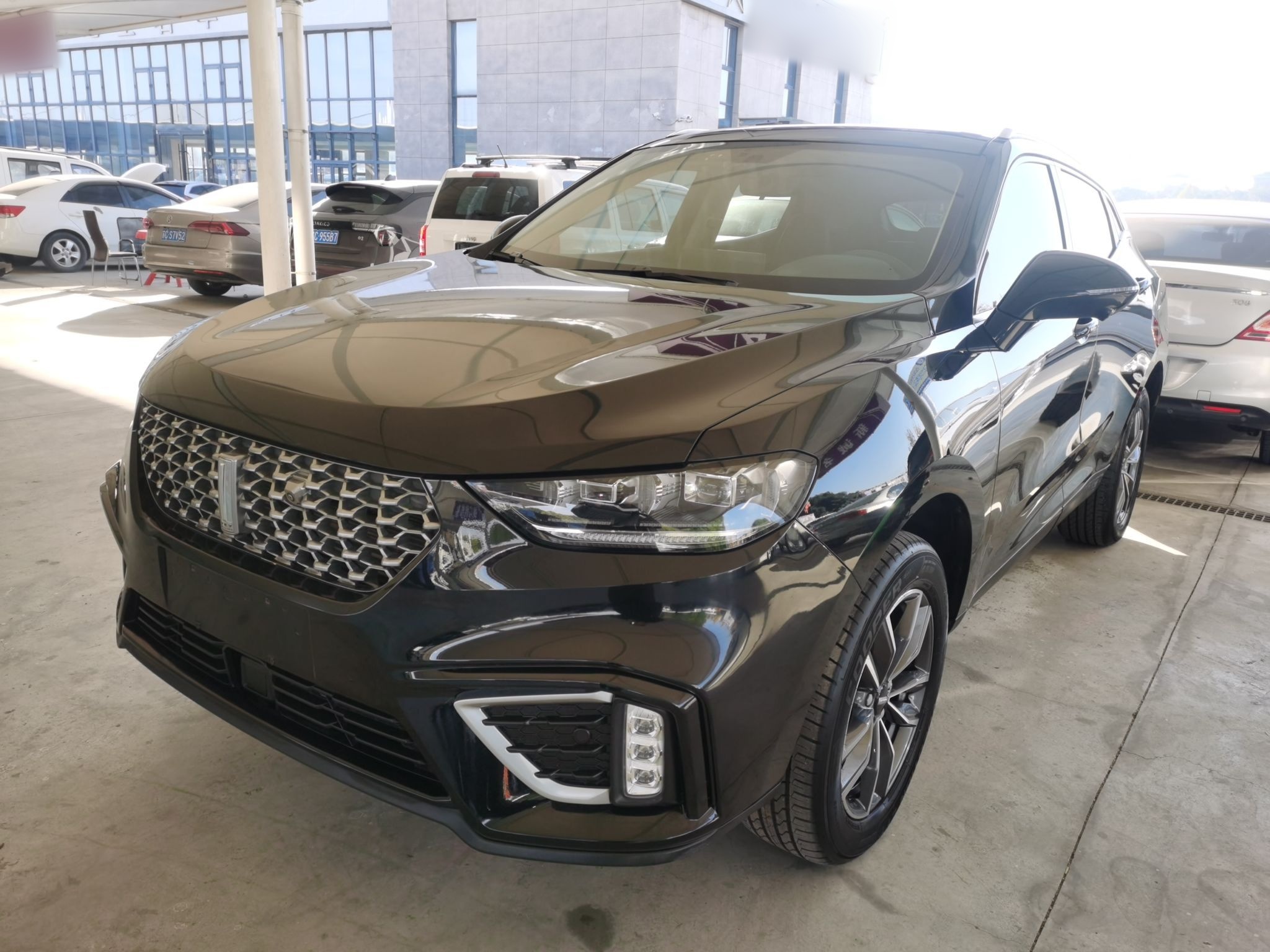 Под передней частью автомобиля