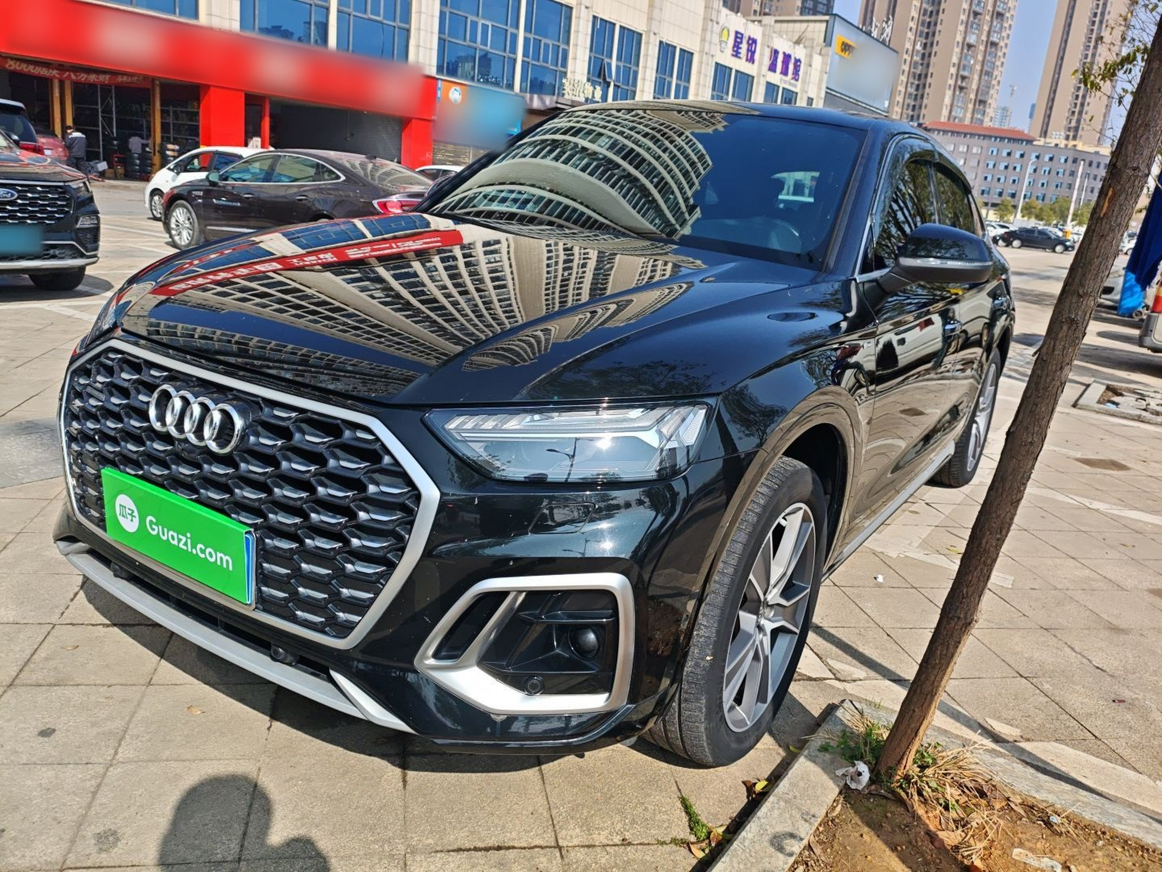 Под передней частью автомобиля