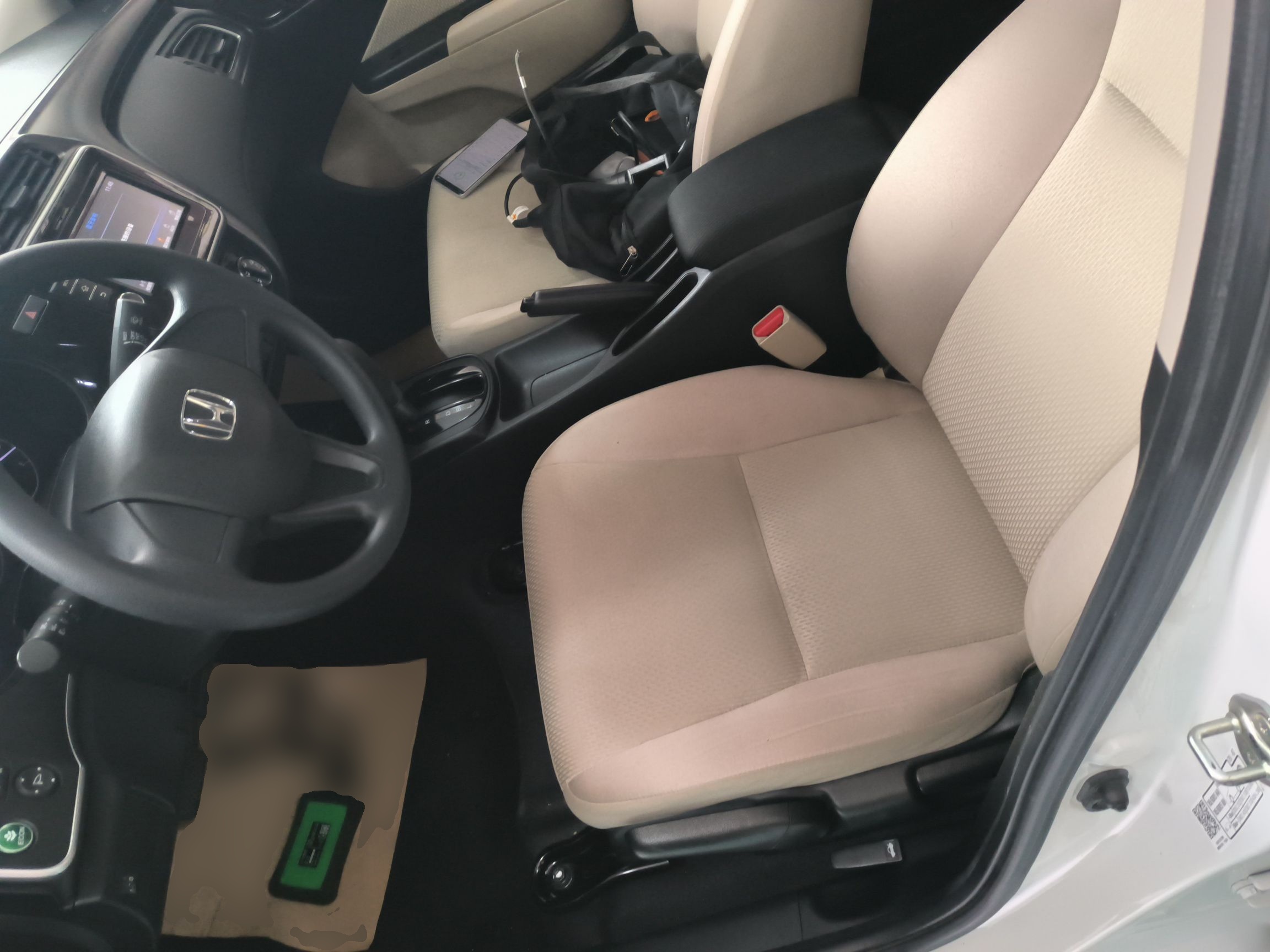 Переднее сиденье в автомобиле