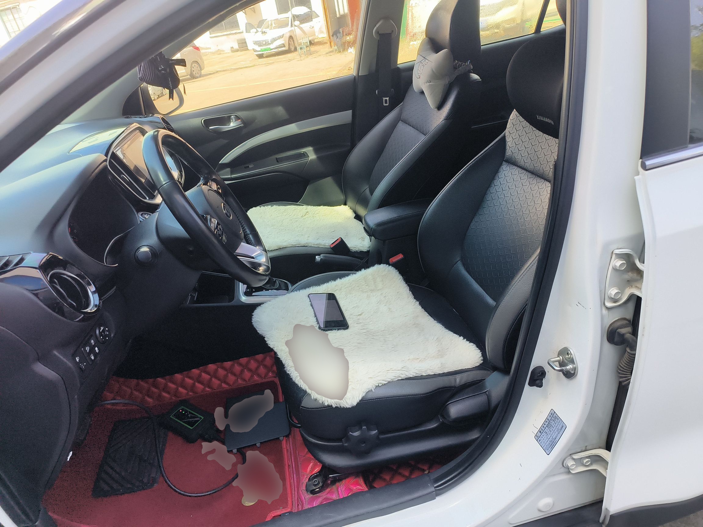 المقاعد الأمامية داخل السيارة