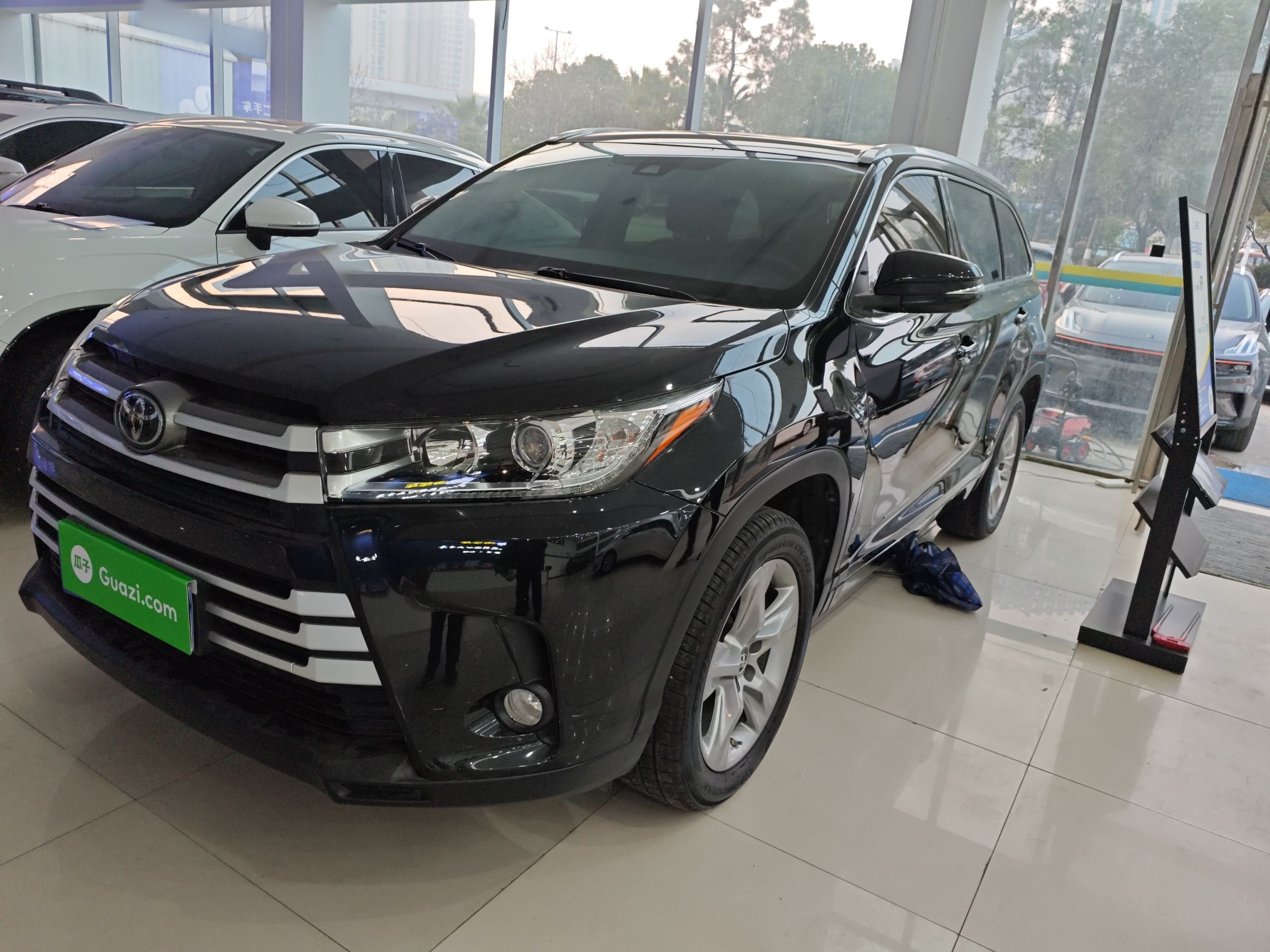 تحت مقدمة السيارة