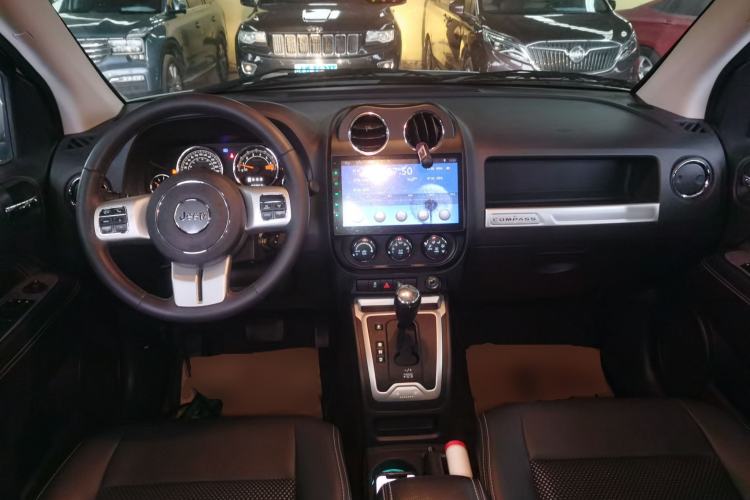 Used Jeep Compass 2014 Revised Version 2.4L Four-Wheel Drive Comfort Edition Center Console