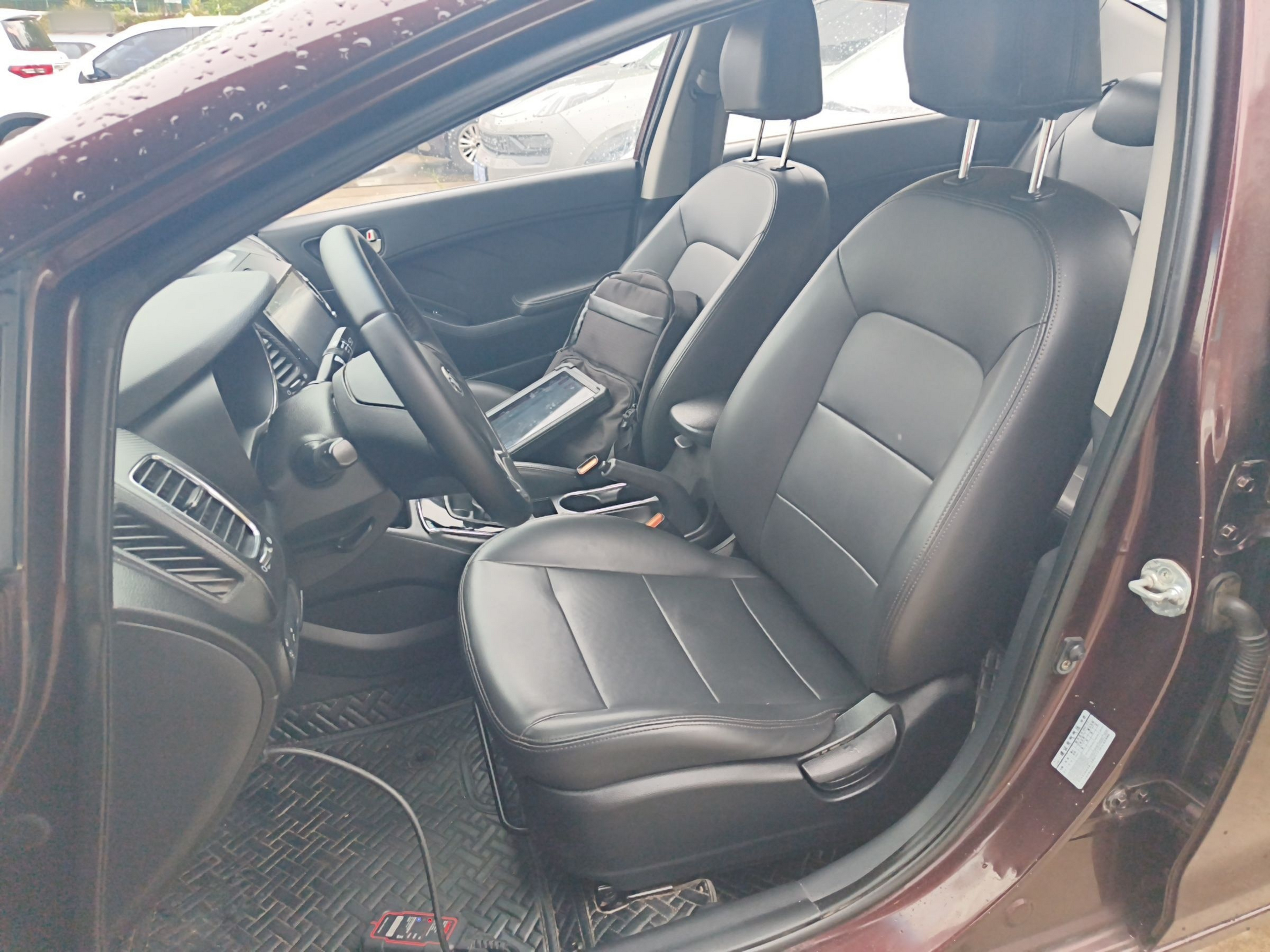 Переднее сиденье в автомобиле