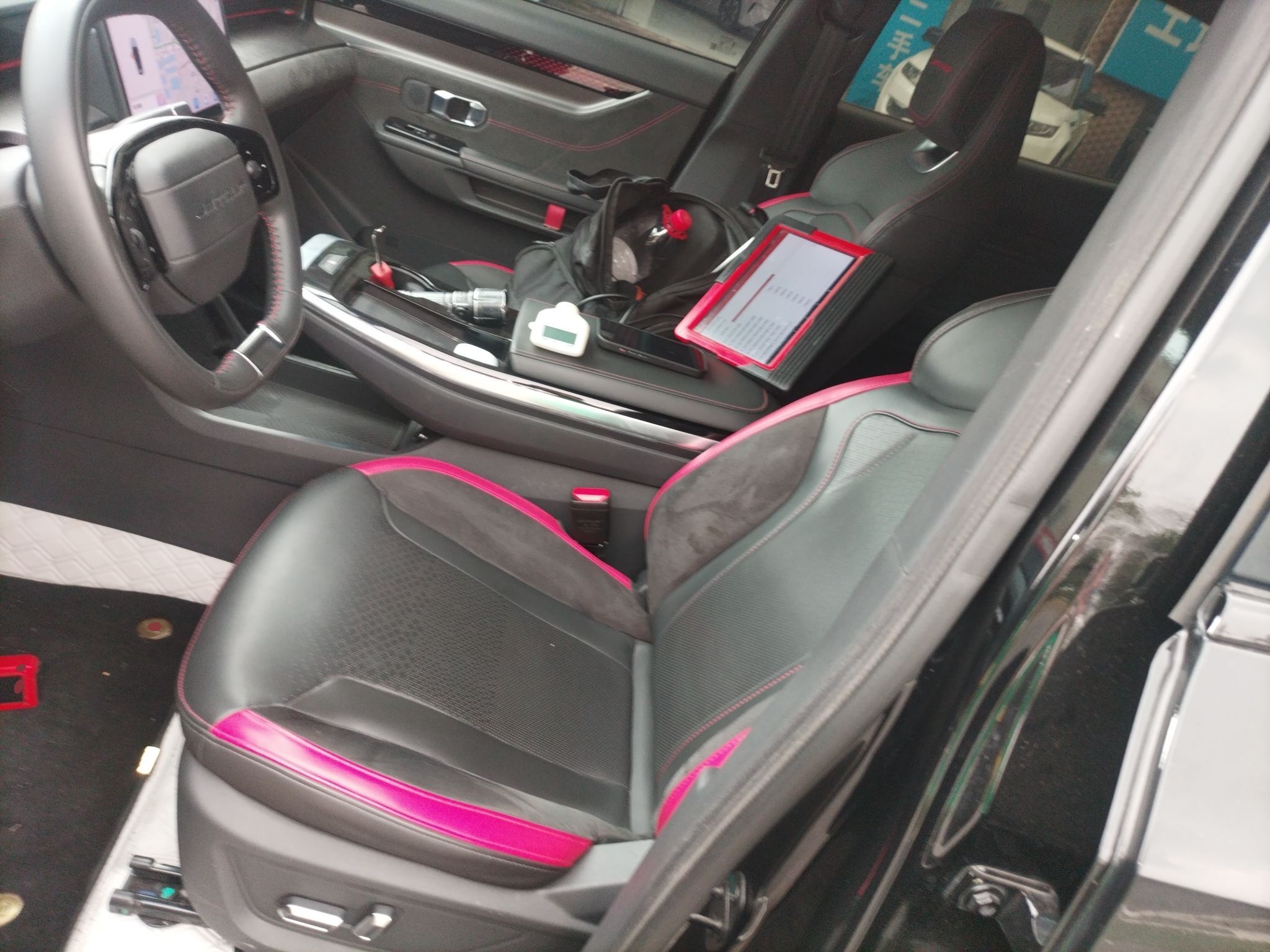 المقاعد الأمامية داخل السيارة