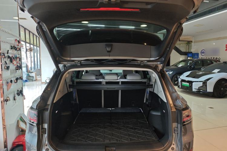 Used Volkswagen ID.6 X 2023 Pure Long-Range Version Trunk