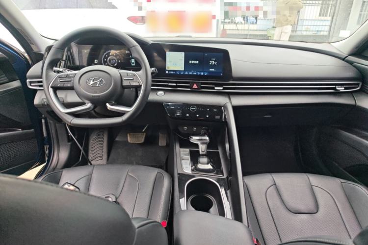 Used Hyundai Elantra 2022 1.5L CVT GLX Elite Edition Center Console