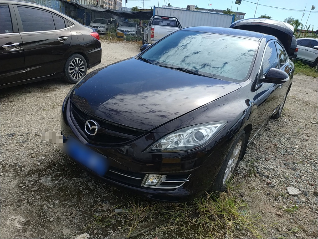 تحت مقدمة السيارة