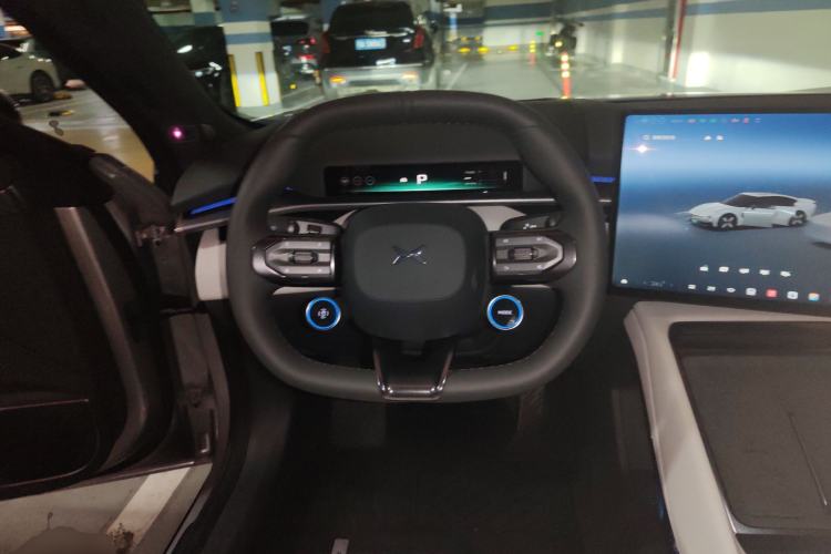 Used XPeng P7 2025 Model—750 All-Wheel-Drive High-Performance Ultra Steering Wheel