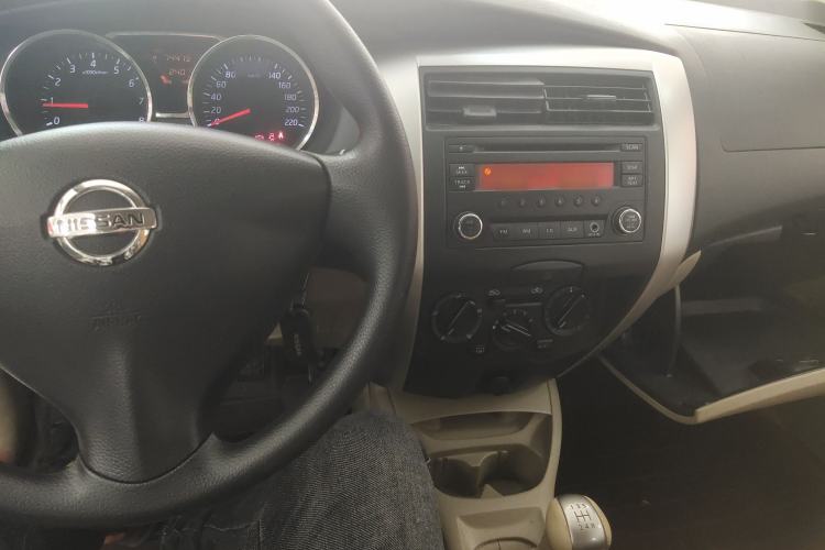 Used Nissan Livina 2015 1.6XE Manual Comfort Edition Center Console