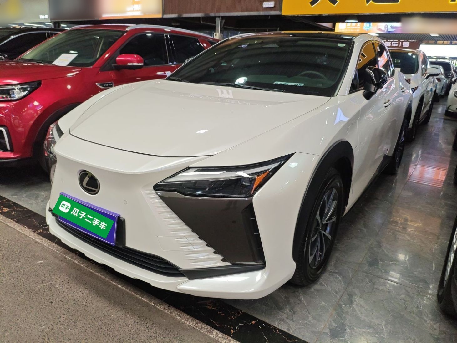 تحت مقدمة السيارة