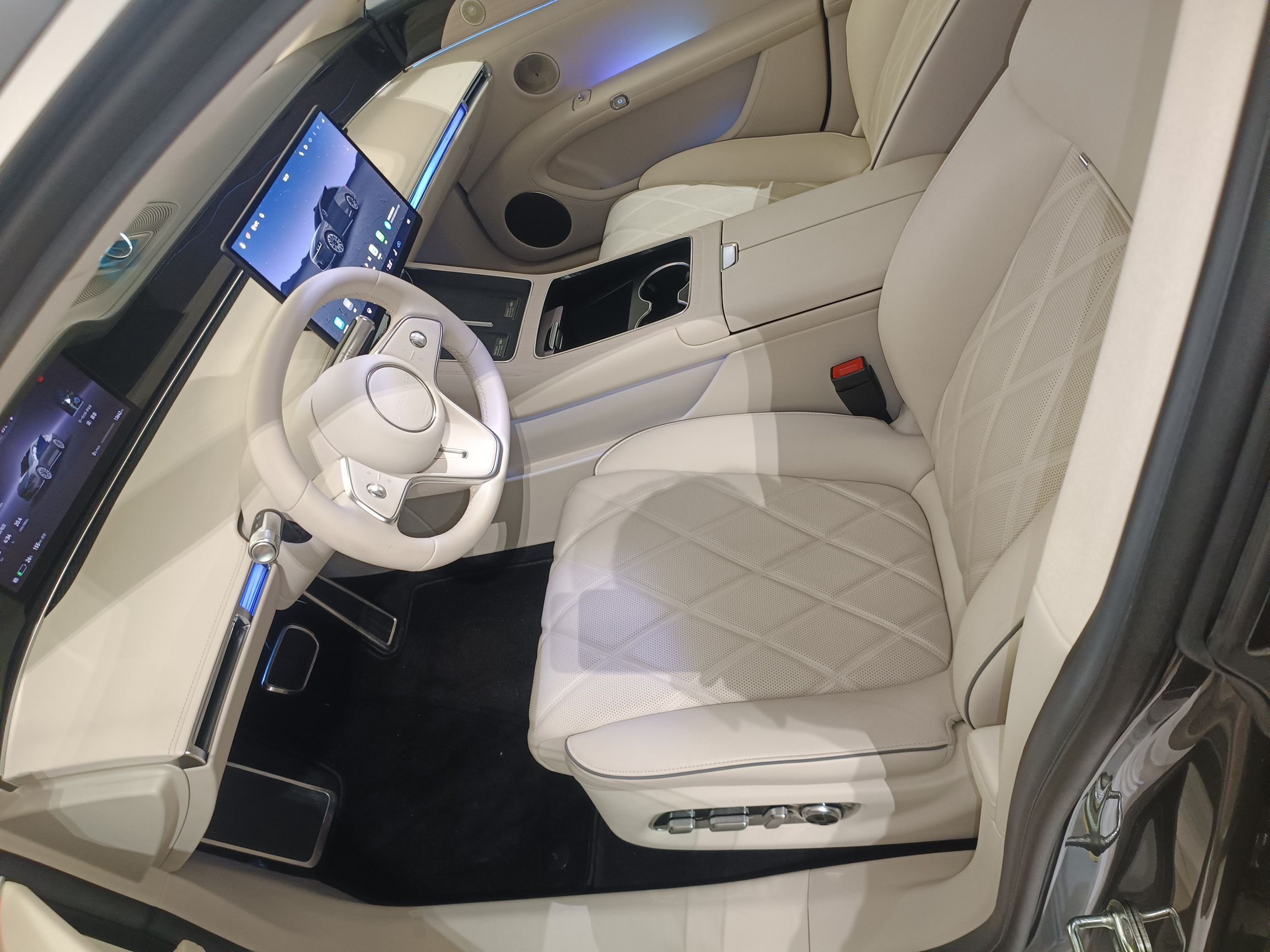 المقاعد الأمامية داخل السيارة