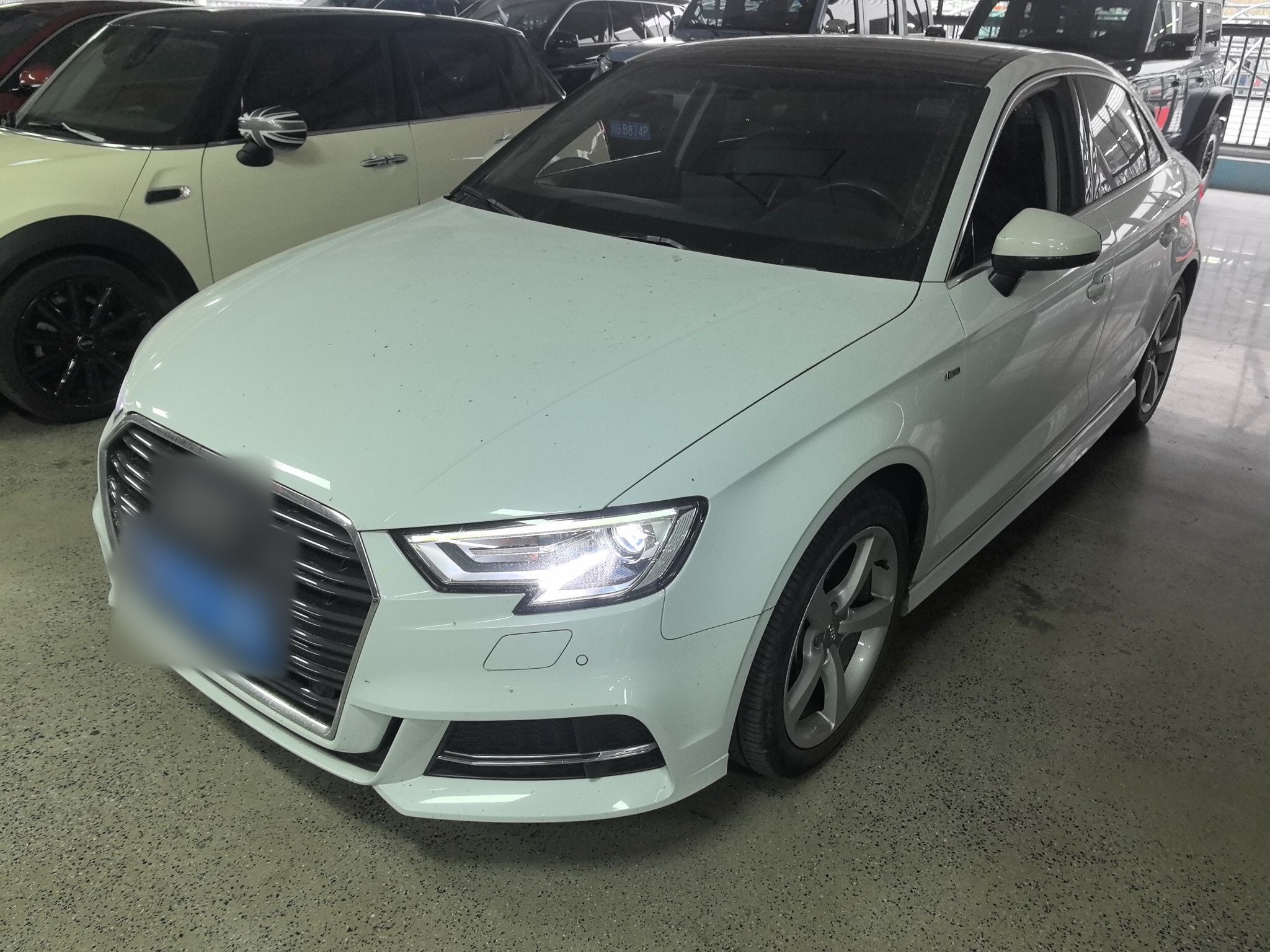 تحت مقدمة السيارة