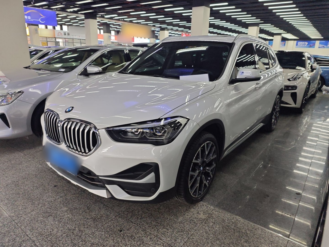 Под передней частью автомобиля