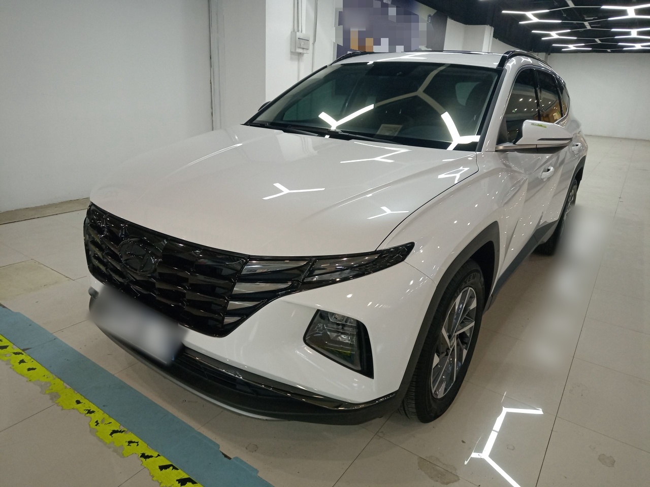 تحت مقدمة السيارة