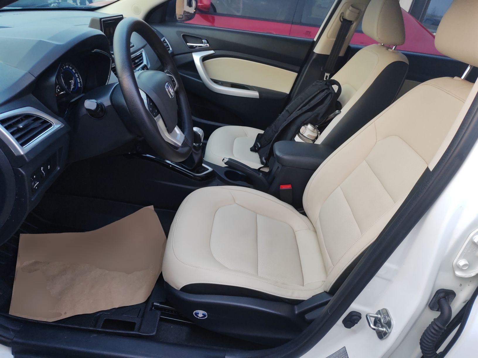 Переднее сиденье в автомобиле