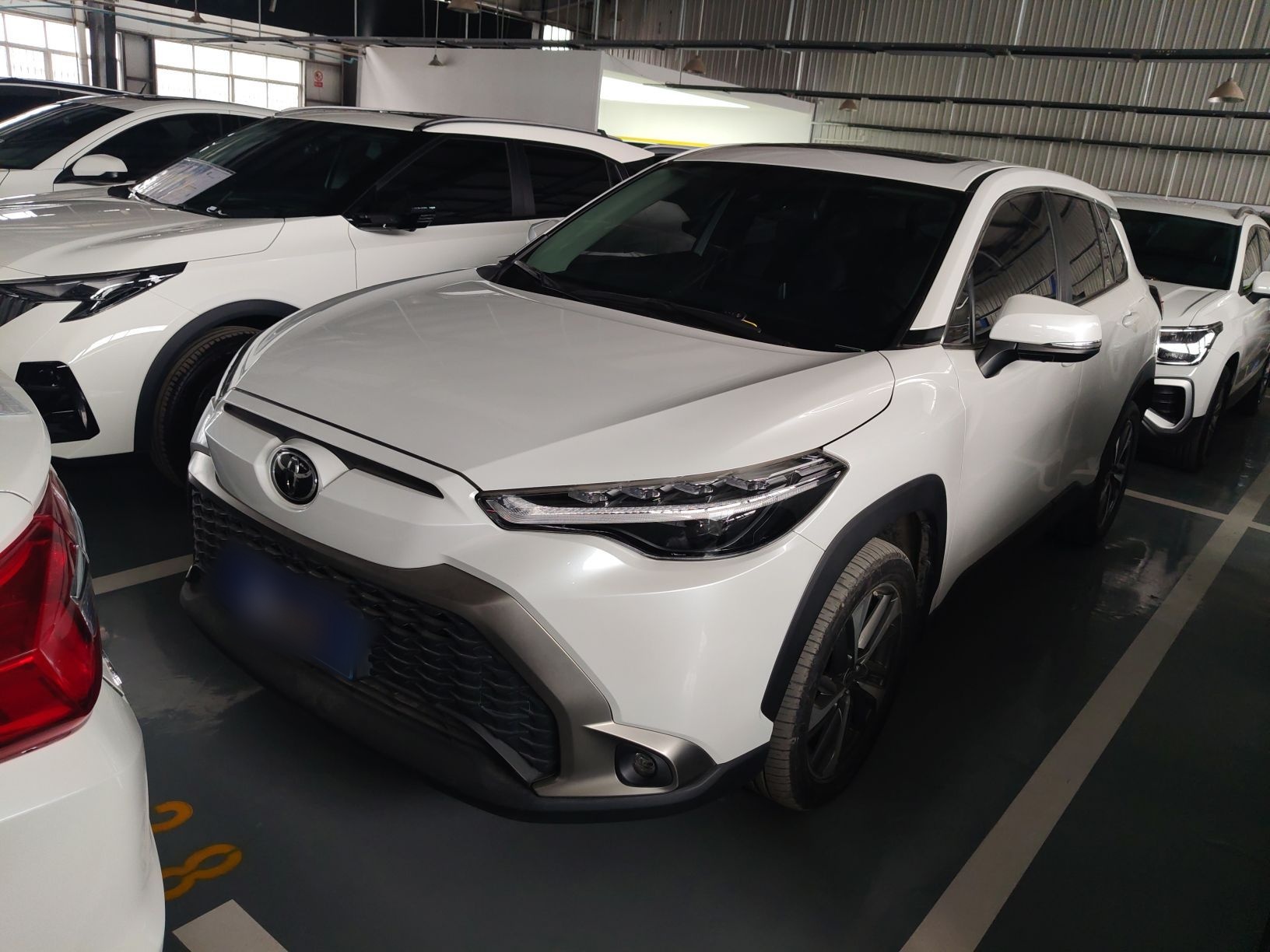 Под передней частью автомобиля