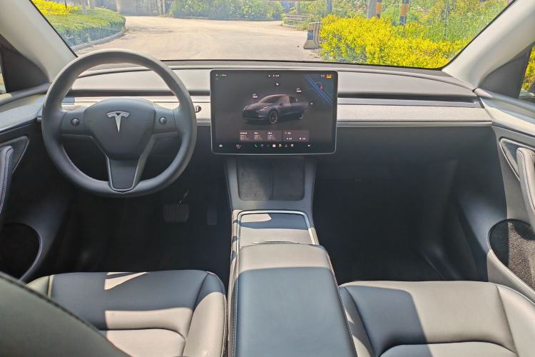 Used Tesla Model Y 2024 Rear-Wheel-Drive Version Interior 2