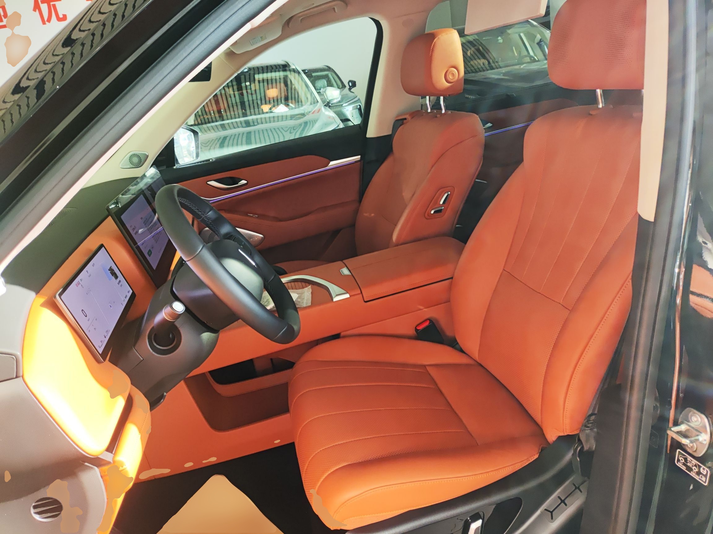 المقاعد الأمامية داخل السيارة