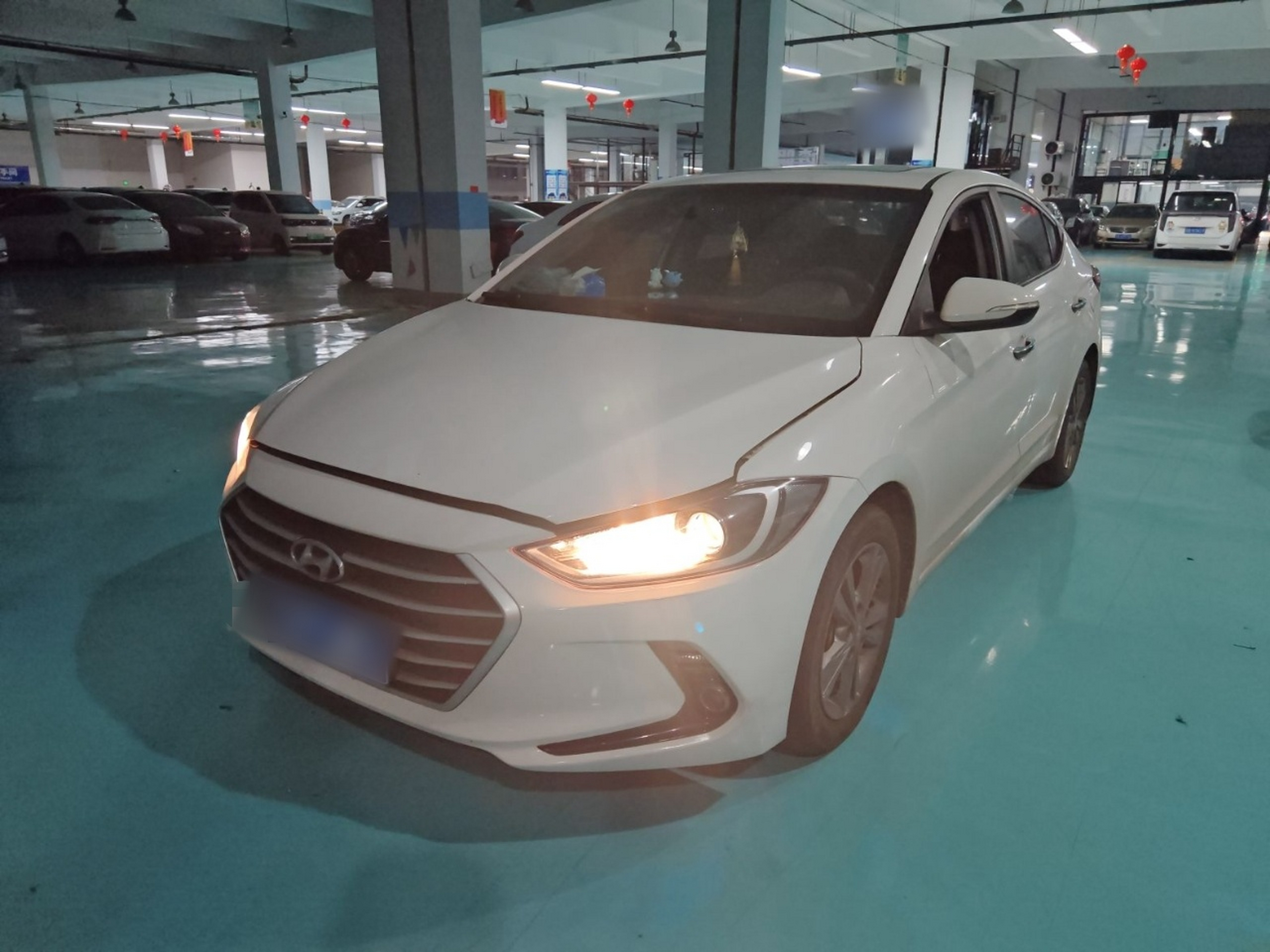 Под передней частью автомобиля