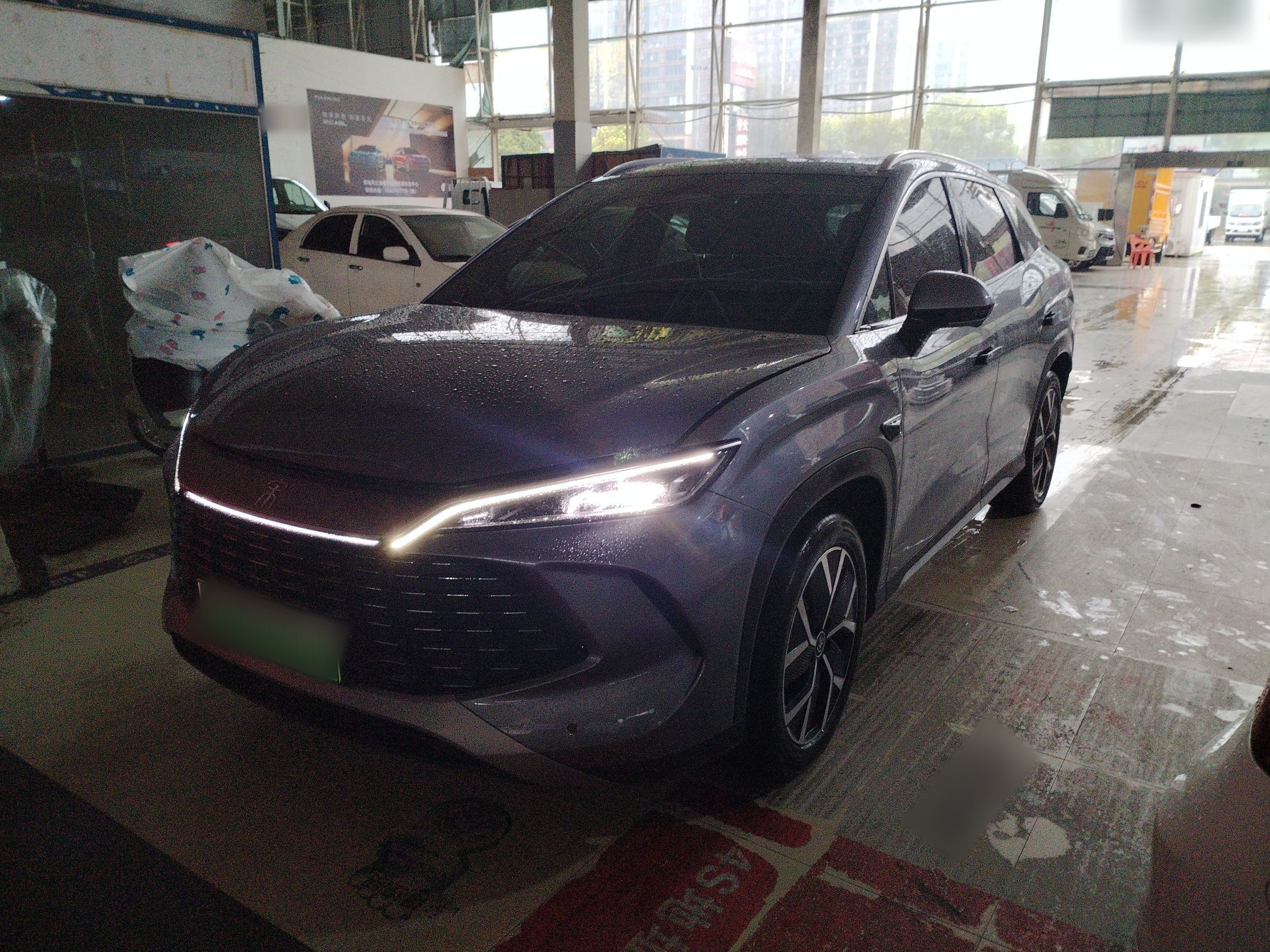 Под передней частью автомобиля