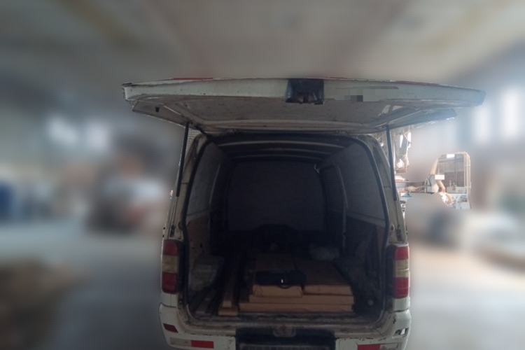 Used Jinbei Hiace 2018 2.0L Fifth-Generation Box Truck Standard Roof 2 Seats 4G19 Trunk