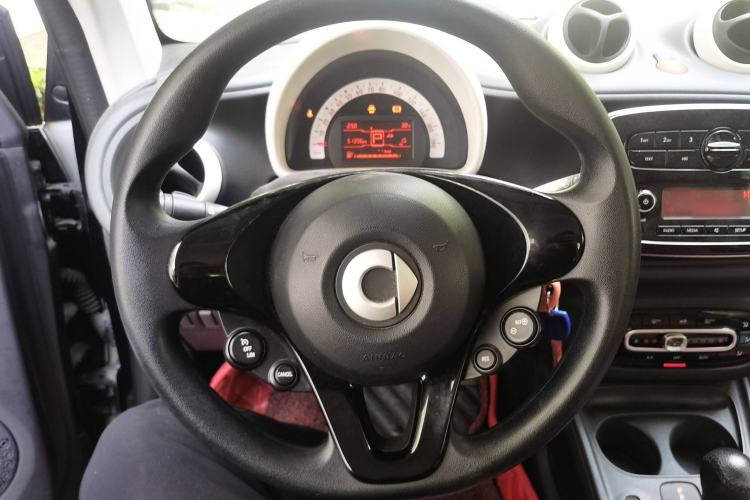 Used smart fortwo 2015 1.0L 52 kW hardtop Dynamic version
