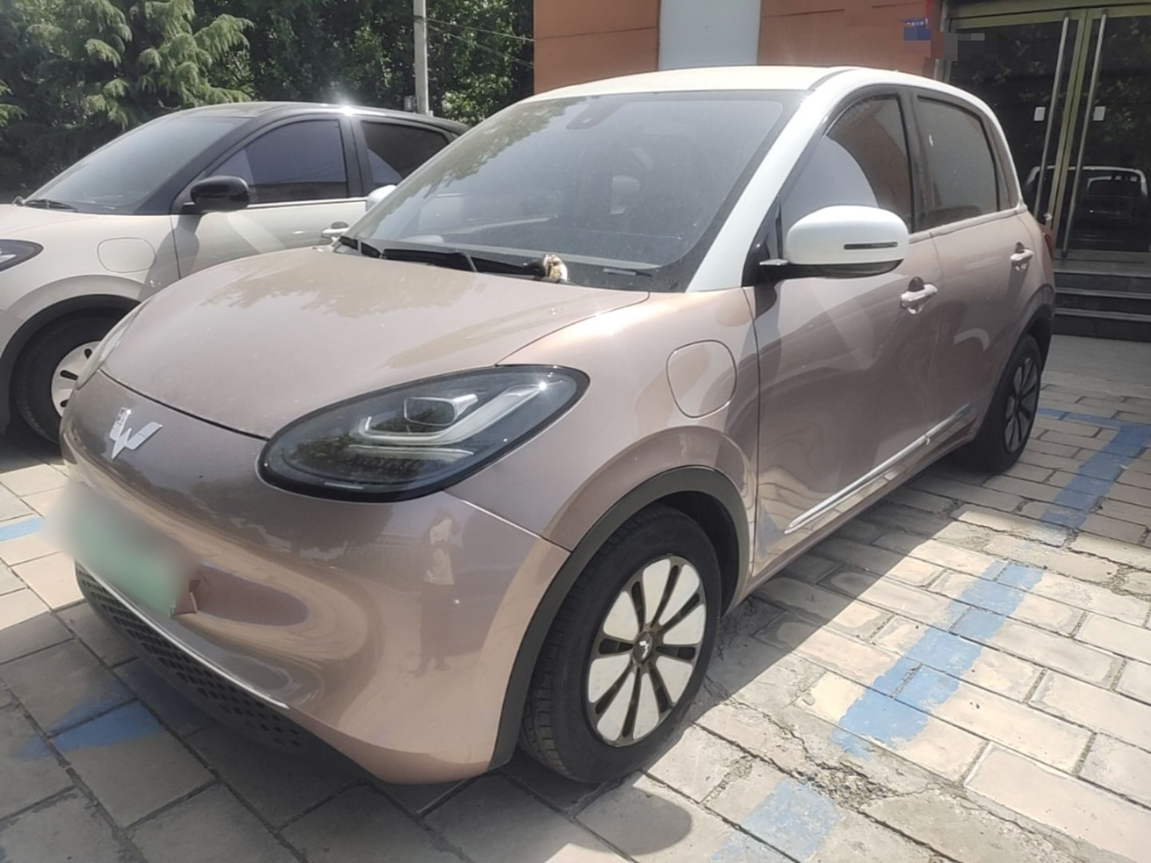 Под передней частью автомобиля
