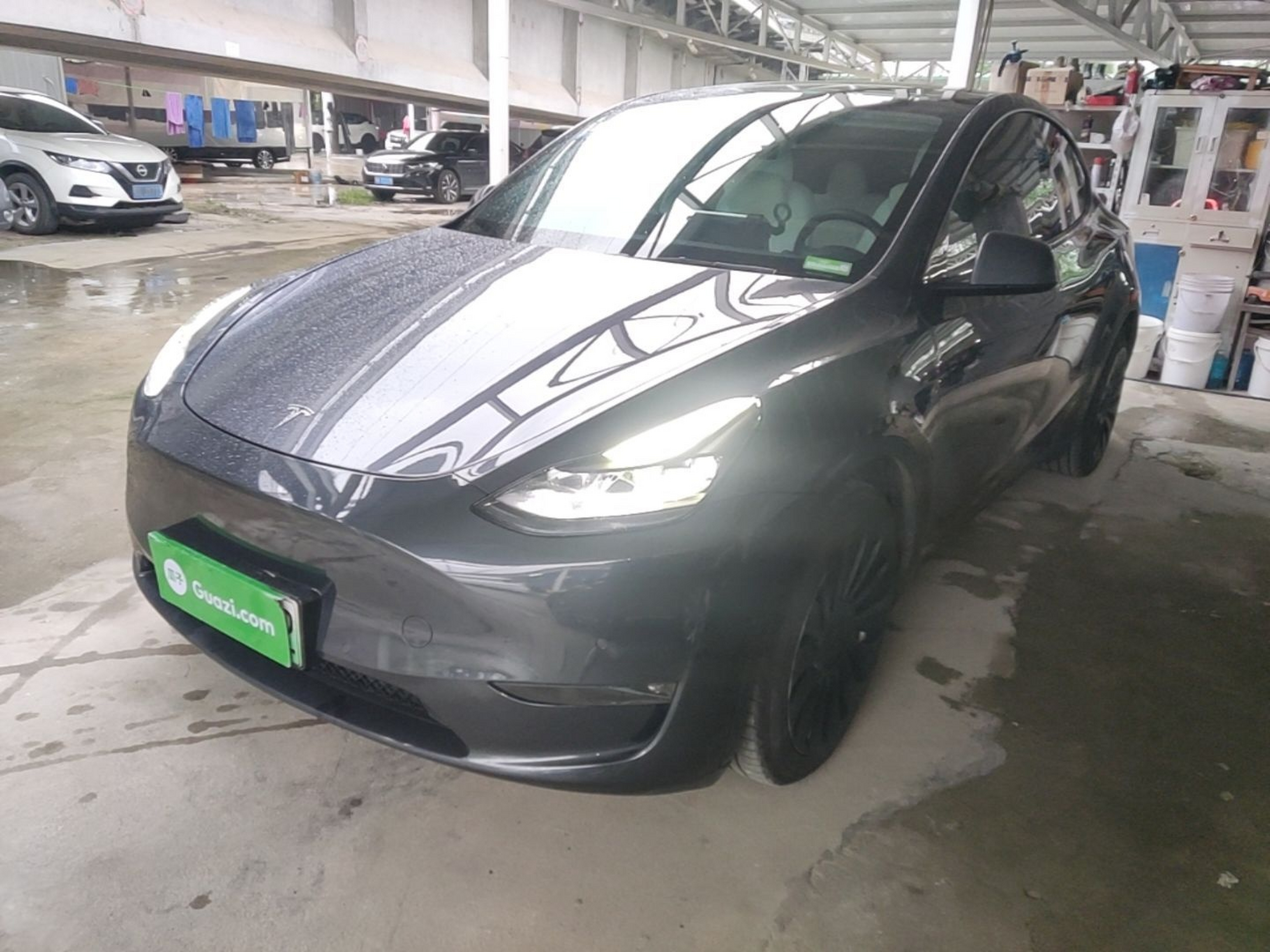 Под передней частью автомобиля