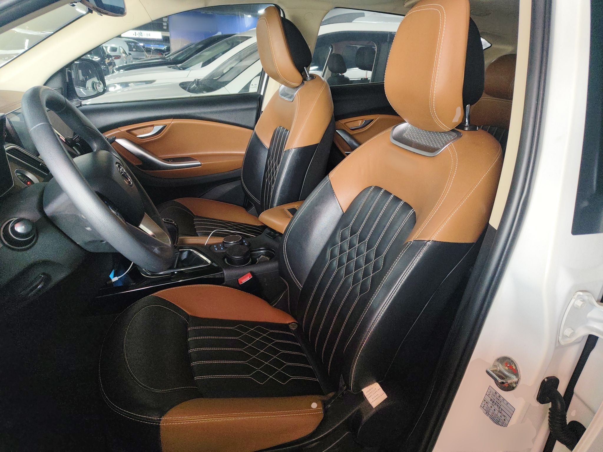 المقاعد الأمامية داخل السيارة