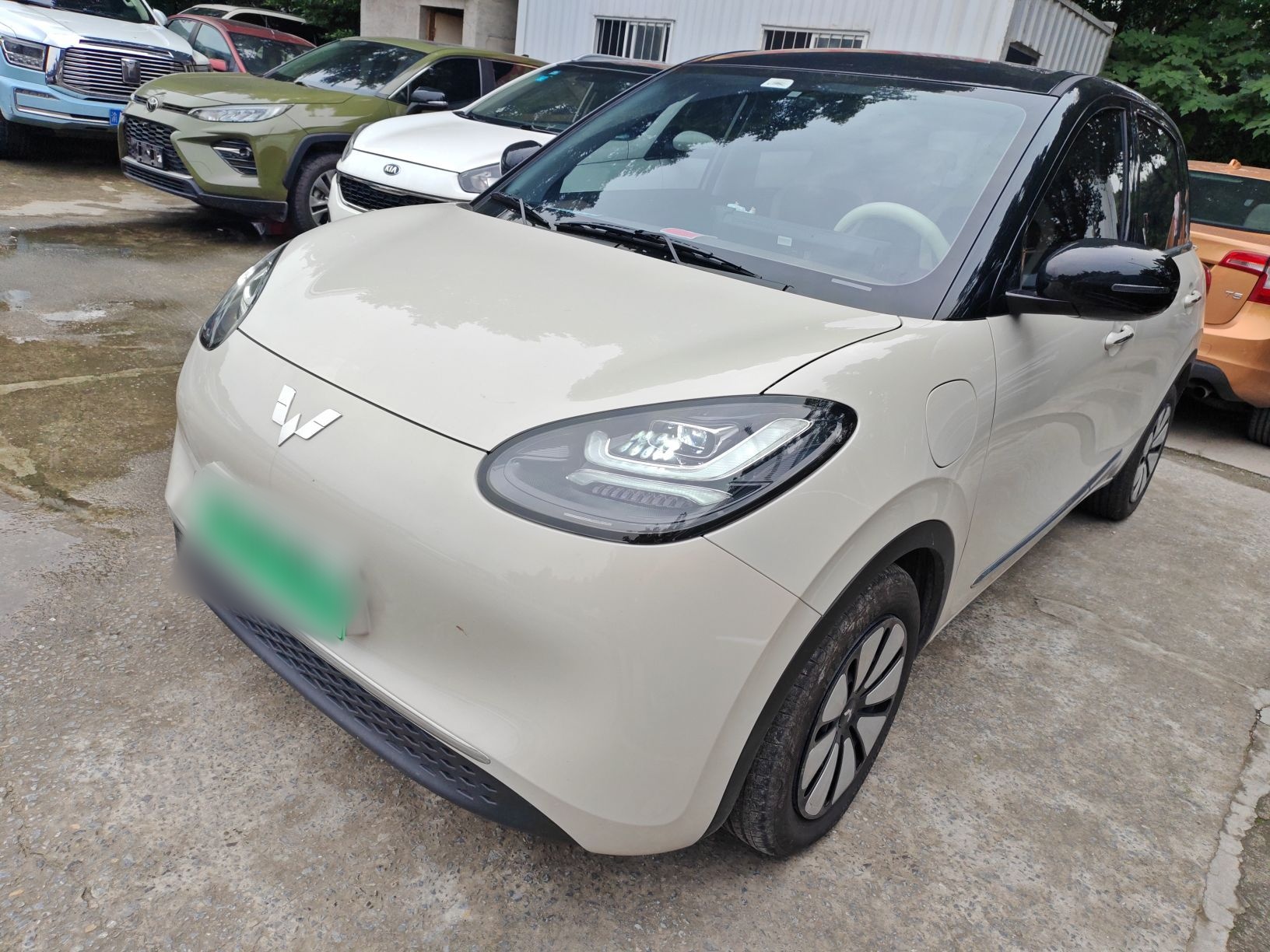 Под передней частью автомобиля