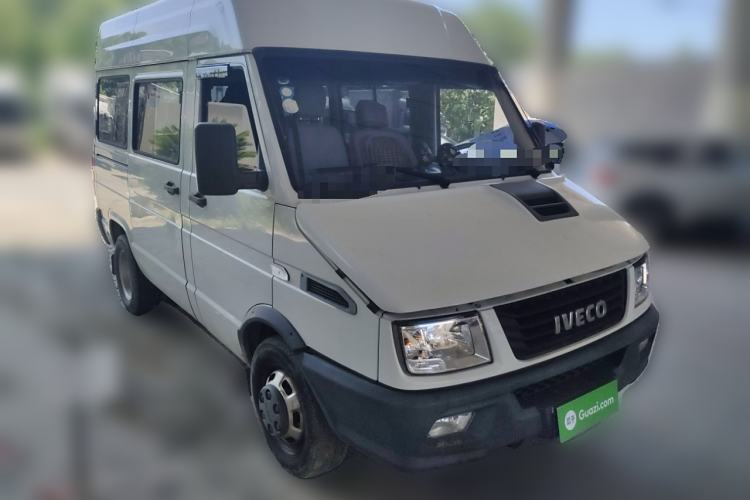 Used Iveco Daily 2021 2.5T A35 M1 Passenger Van 5-9 Seater Short Wheelbase Mid-Roof Design Dual Tires Manual Doors