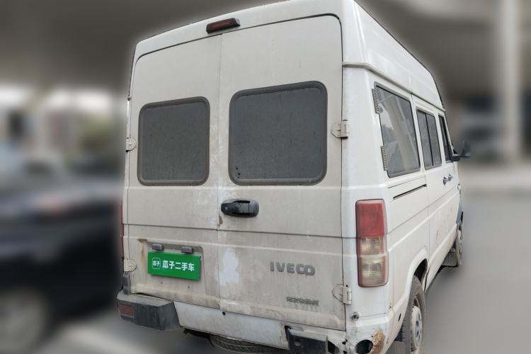 Used Iveco Daily 2020 2.5T A35 Passenger Van Single-Tire Mid-Roof Design 5-9 Seats China V Emission Standard
