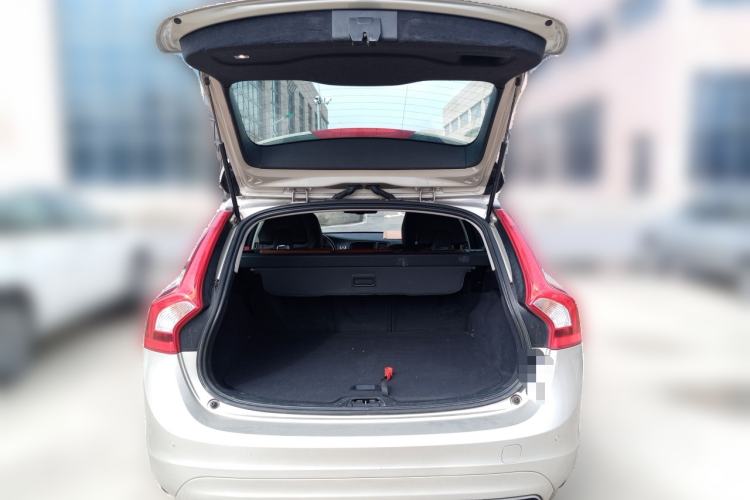 Used Volvo V60 2017 T5 Zhiyi Edition China V Standard Trunk