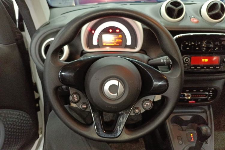 Used smart fortwo 2018 1.0L 52kW Hardtop Dynamic Version China V Steering Wheel