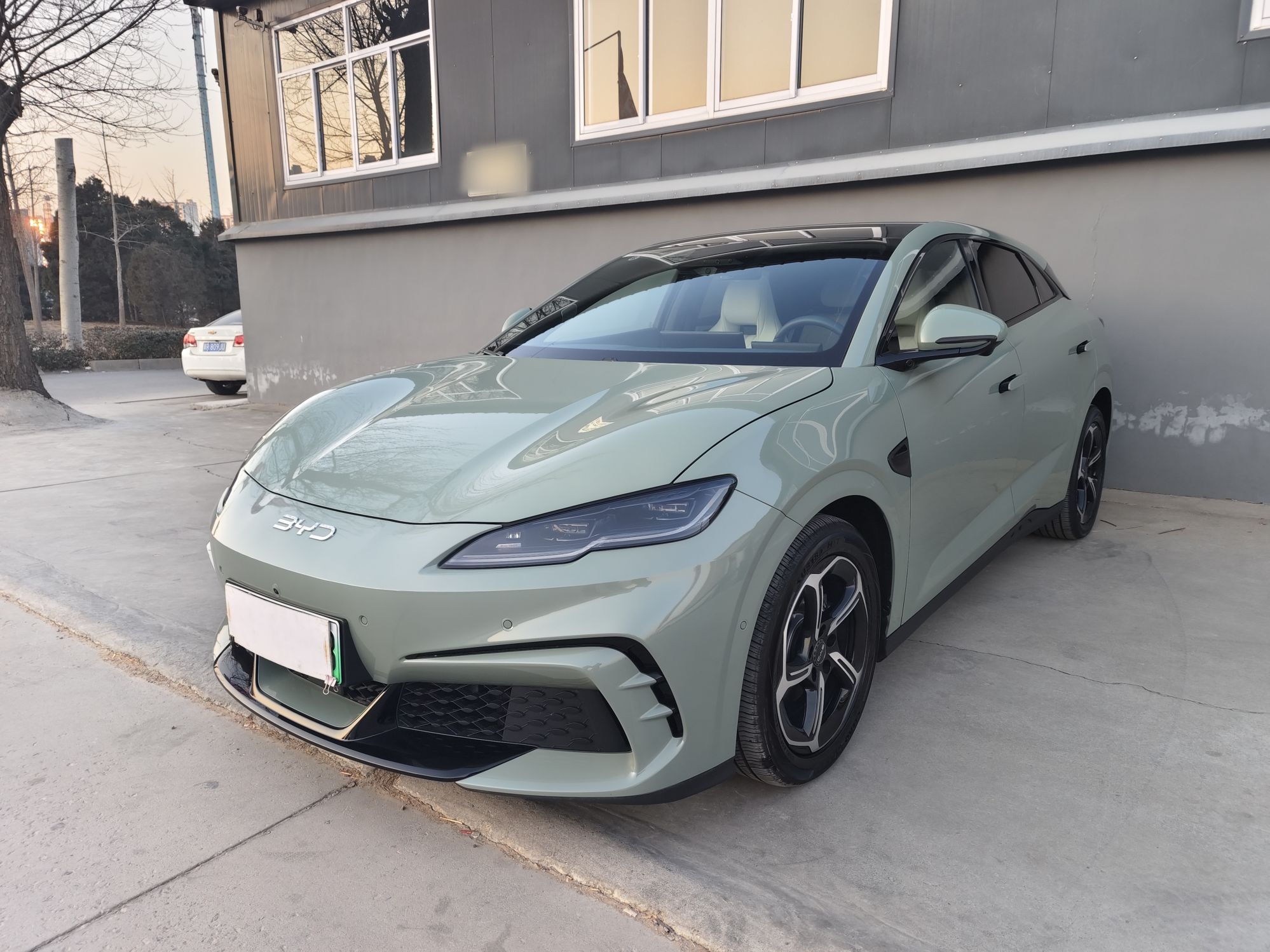 Под передней частью автомобиля