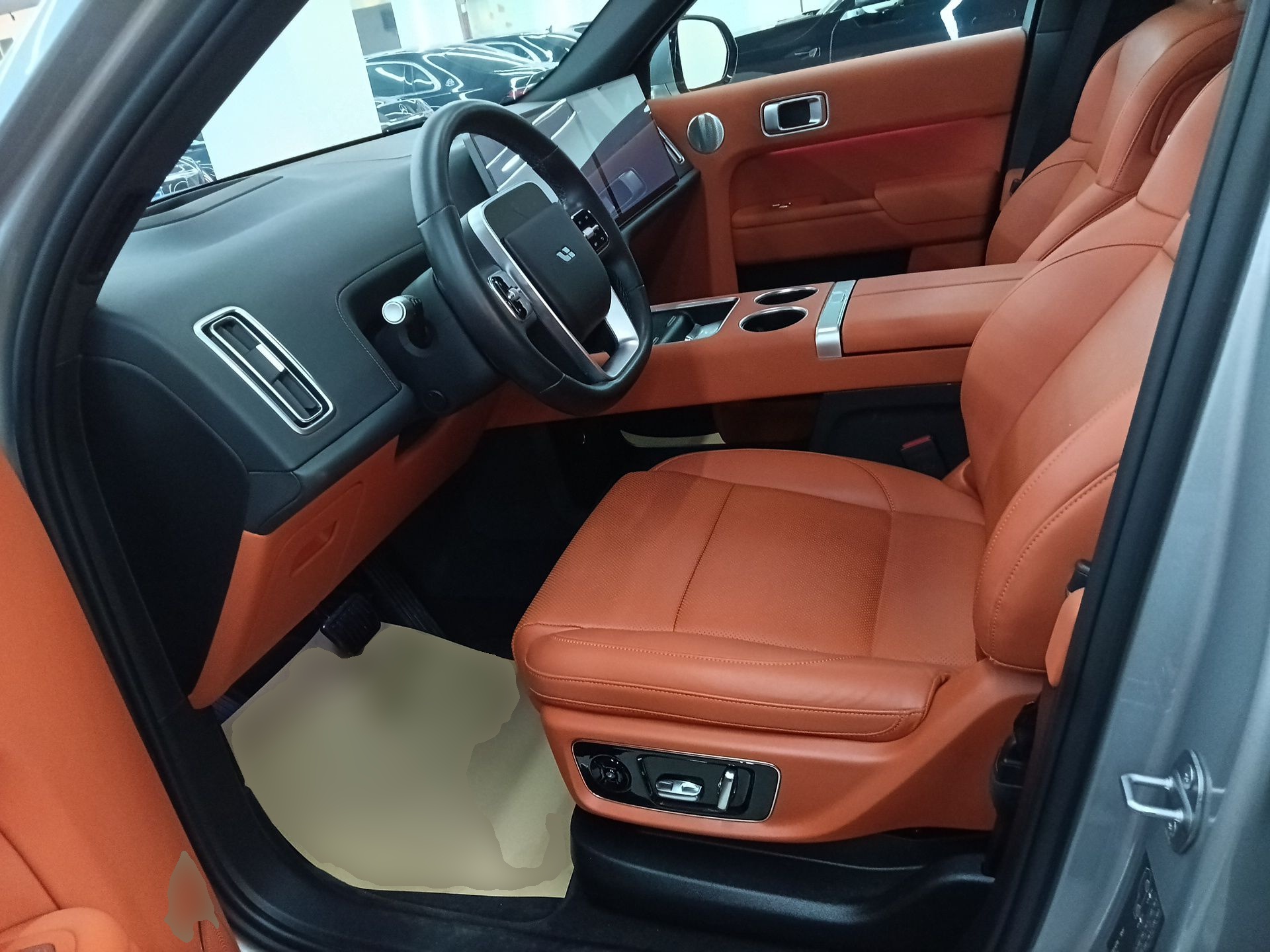 Переднее сиденье в автомобиле