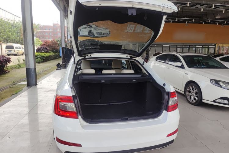 Used Skoda Octavia 2017 1.6L Automatic Smart Drive Edition Trunk