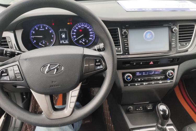 Used Hyundai Mistra 2014 1.8L Automatic Smart GLS Center Console