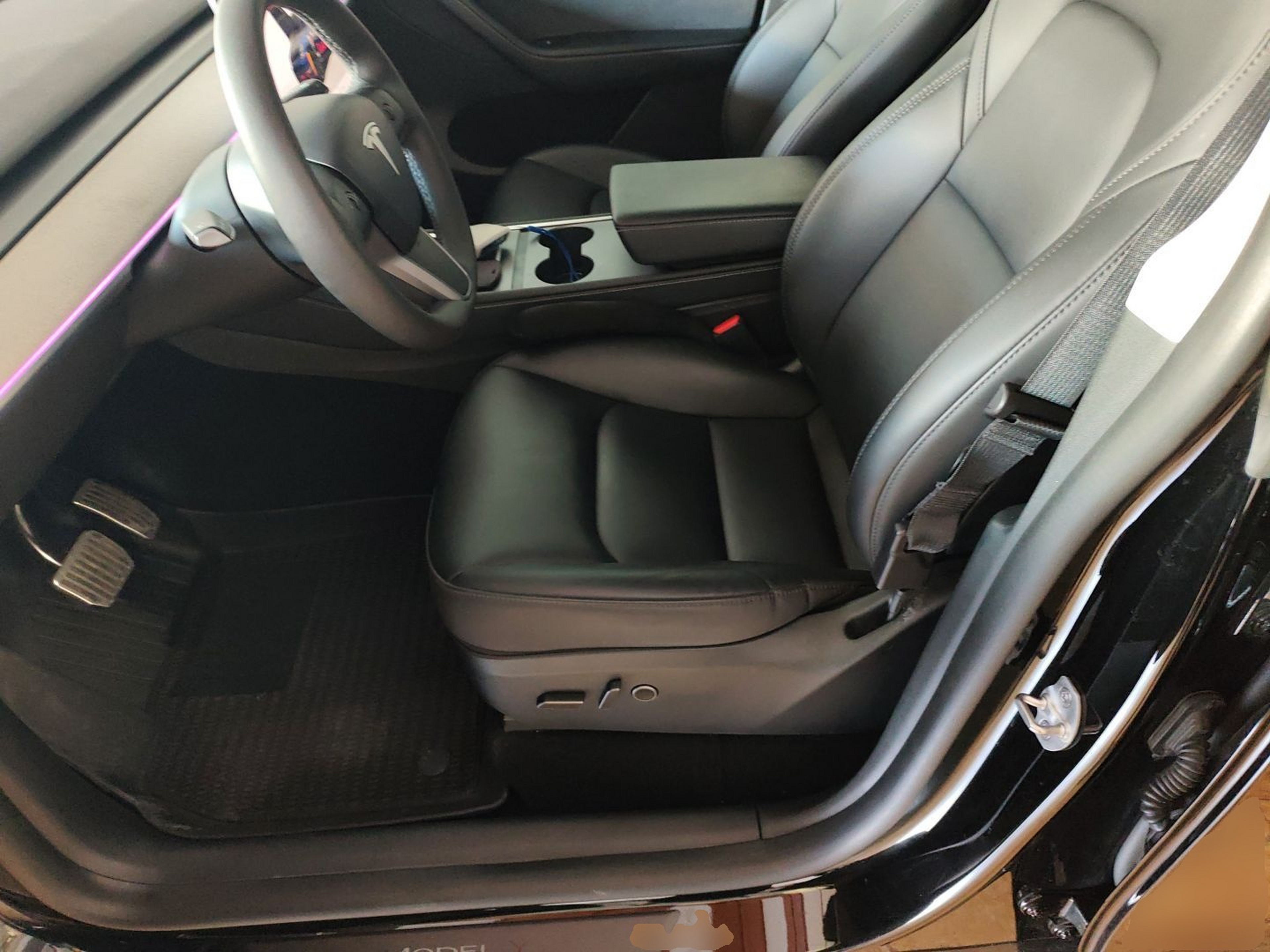 Переднее сиденье в автомобиле