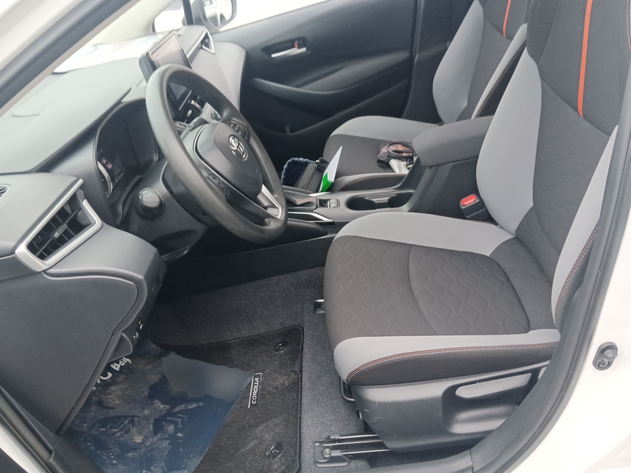 المقاعد الأمامية داخل السيارة