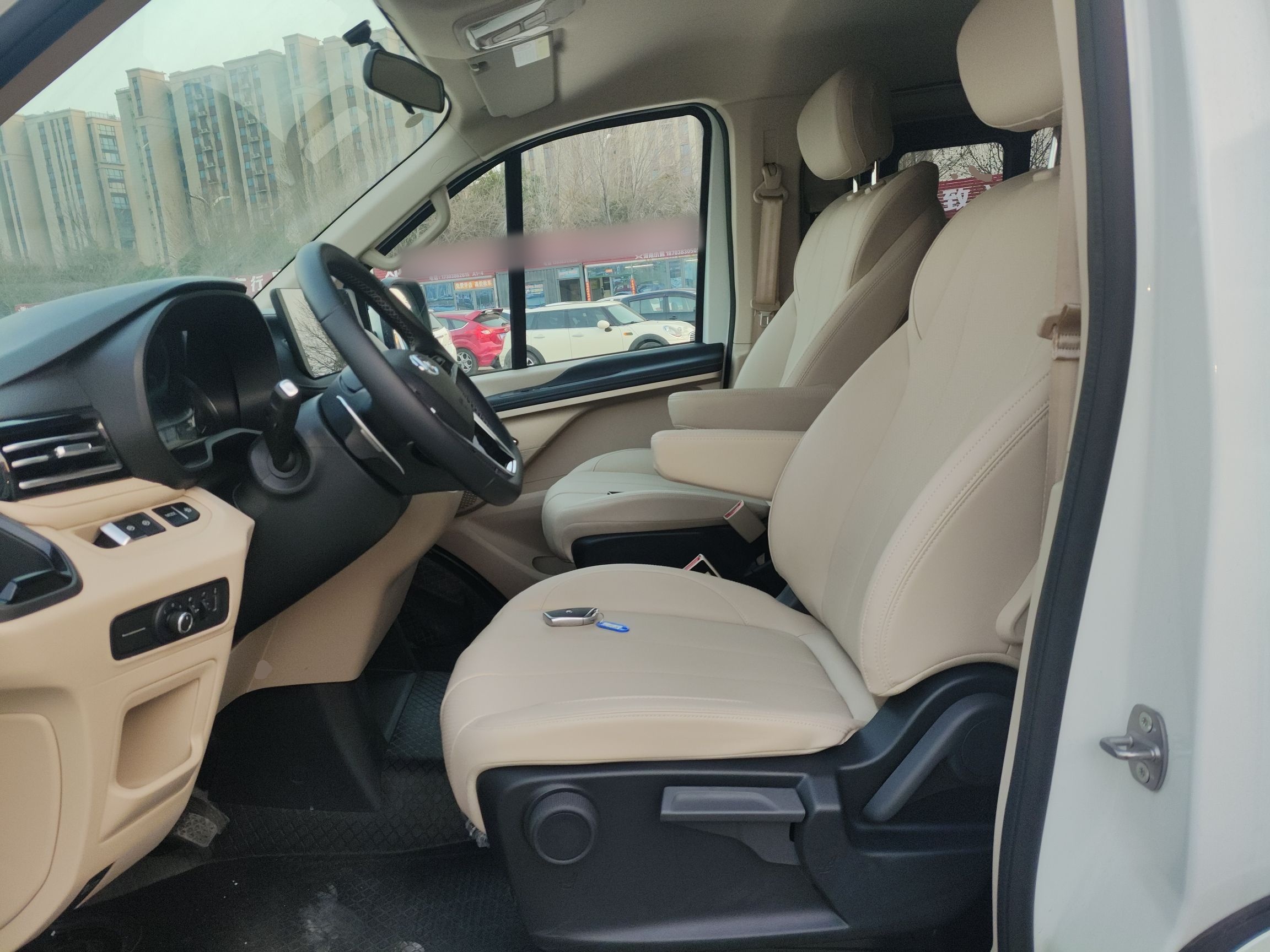 المقاعد الأمامية داخل السيارة